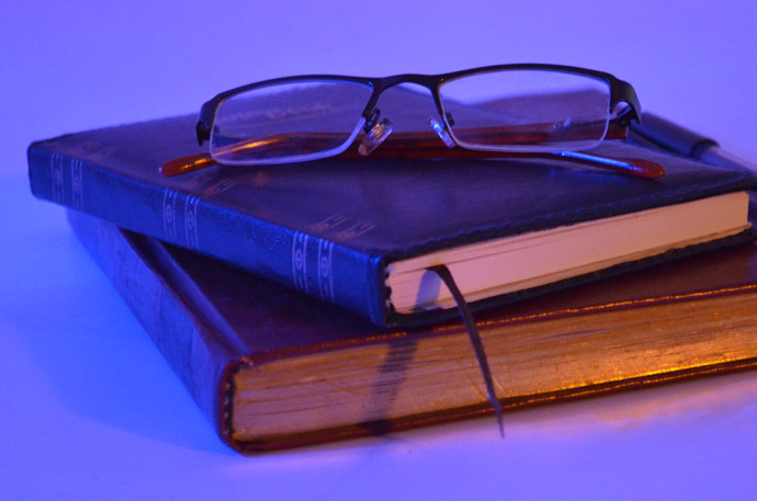 網(wǎng)站開發(fā)團(tuán)隊如何編寫網(wǎng)站制作方案？ books_reading_glass_free_photo-690x457