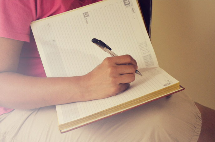 網(wǎng)站優(yōu)化和網(wǎng)站推廣有何不同？ woman_taking-_notes_free_photo